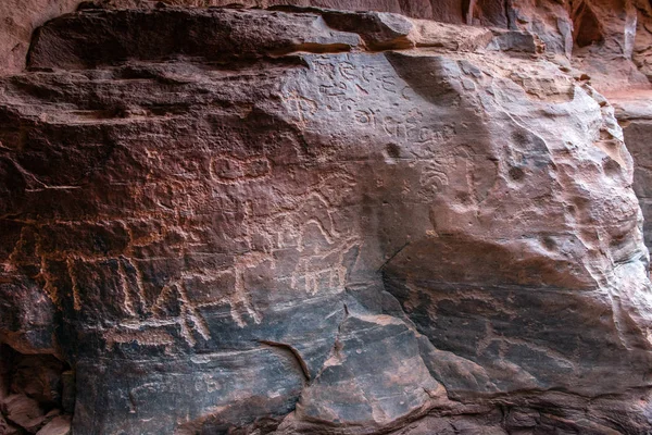 Antika Nabateanska Och Thamudicsa Inskriptioner Rock Som Representerar Kamel Karavan — Stockfoto