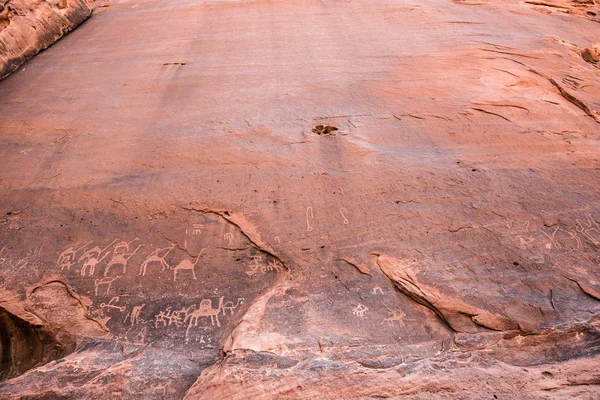 Prehistoryczne Napisy Anfashieh Petroglyps Kamiennym Murem Naskalne Przedstawiające Karawanę Wielbłądów — Zdjęcie stockowe