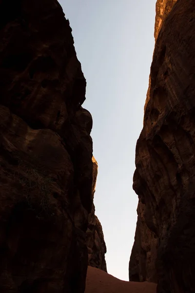 Silhuetten Djup Klyfta Canyon Med Vertikala Väggar Wadi Rum Jordanien — Stockfoto