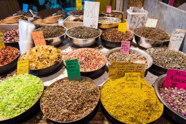 Kuruyemiş, baharat ve otlar Mahane Yehuda ile dolu sepetler pazar. Jerusalem, İsrail
