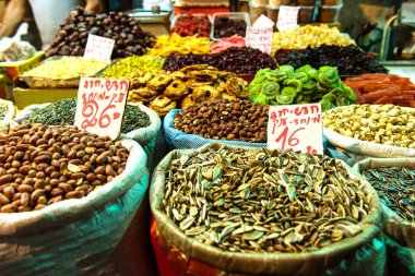 Fındık ve ayçiçeği tohumu, Antep fıstığı ve Kuruyemiş torbalarda yığını. Mahane Yehuda Pazar, Jerusalem