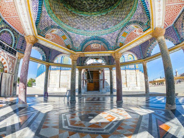 Архитектурные детали, красочная керамика, мозаика на Куполе Скалы, Храмовая гора, третье святое место для ислама. Иерусалим, Израиль
