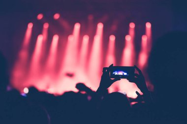 Görüntü canlı konser fotoğraf ve video çekmek için kamera telefon kullanarak el