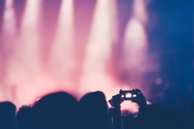 müzik konser sırasında dokunmatik akıllı telefon ile fotoğraf çekmek insanlar