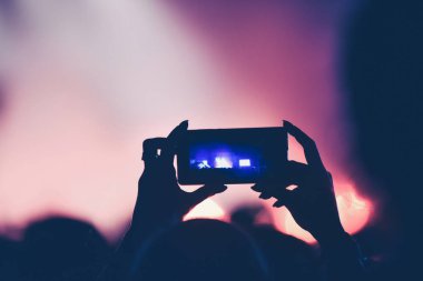 Görüntü canlı konser fotoğraf ve video çekmek için kamera telefon kullanarak el