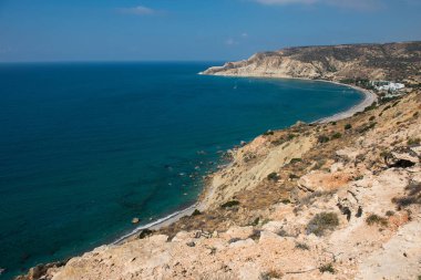 Deniz ve kıyı şeridi kayalık bir yükseklikten görüntüleyin. Pissouri bay, Kıbrıs