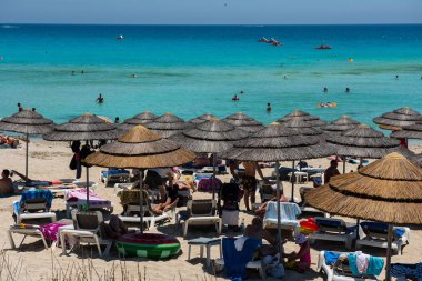 Nissi Beach, Ayia Napa, Kıbrıs - 15 Haziran 2017: Turist rahatlatıcı tatil yaz sahilde. Nissi beach Kıbrıs en ünlü plaj beyaz kum ile