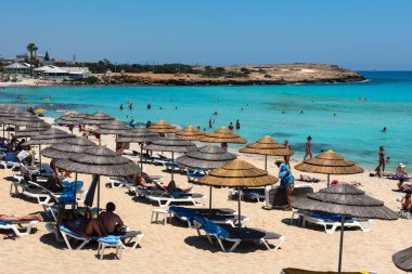 Nissi Beach, Ayia Napa, Kıbrıs - 15 Haziran 2017: Turist rahatlatıcı tatil yaz sahilde. Nissi beach Kıbrıs en ünlü plaj beyaz kum ile