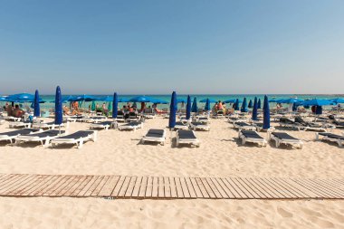 Nissi Beach, Ayia Napa, Kıbrıs - 15 Haziran 2017: yaz tatili ilk gün sahilde tadını turistler. Nissi beach en spectular kumlu plaja Kıbrıs adasında biridir