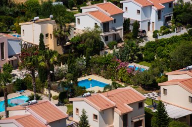 Pissouri Bay, Kıbrıs - 14 Haziran 2017: Pissouri bay beldesidir Akdeniz kıyısında özel daire ile bir küçük köy yerleşmesi