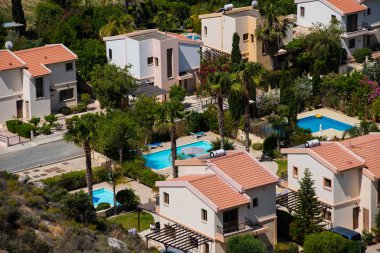 Pissouri Bay, Kıbrıs - 14 Haziran 2017: Pissouri bay beldesidir Akdeniz kıyısında özel daire ile bir küçük köy yerleşmesi