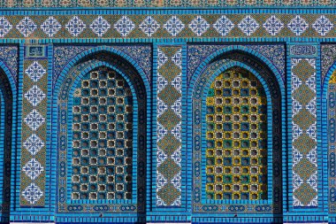 Renkli İslam desenleri, Arapça perde ile örtülü pencere çini mozaik. Kaya, tapınak Camii, Kudüs, İsrail kubbe