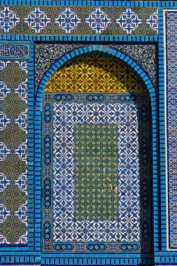 Renkli İslam desenleri, Arapça perde ile örtülü pencere çini mozaik. Kaya, tapınak Camii, Kudüs, İsrail kubbe