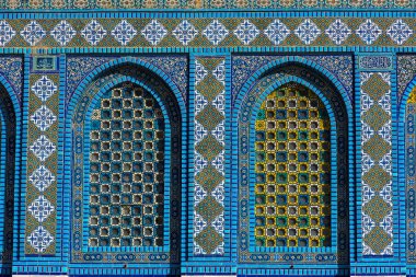 Renkli İslam desenleri, Arapça perde ile örtülü pencere çini mozaik. Kaya, tapınak Camii, Kudüs, İsrail kubbe