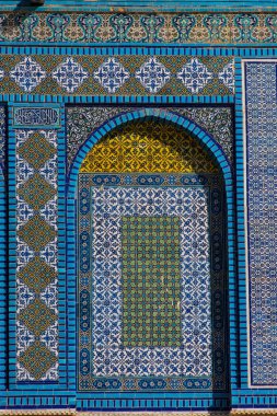 Renkli İslam desenleri, Arapça perde ile örtülü pencere çini mozaik. Kaya, tapınak Camii, Kudüs, İsrail kubbe
