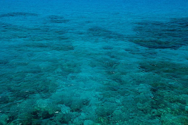 Přírodní Pozadí Transparentní Smaragdově Zelené Tyrkysové Mořské Vody — Stock fotografie