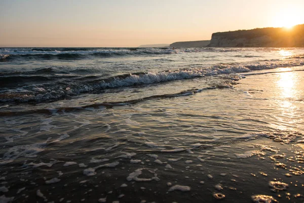 Fale Zbliżające Się Plaży Piasku Podczas Złotego Zachodu Słońca — Zdjęcie stockowe