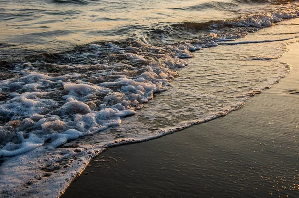 Onde Che Avvicinano Alla Spiaggia Sabbiosa Durante Tramonto Dorato — Foto Stock