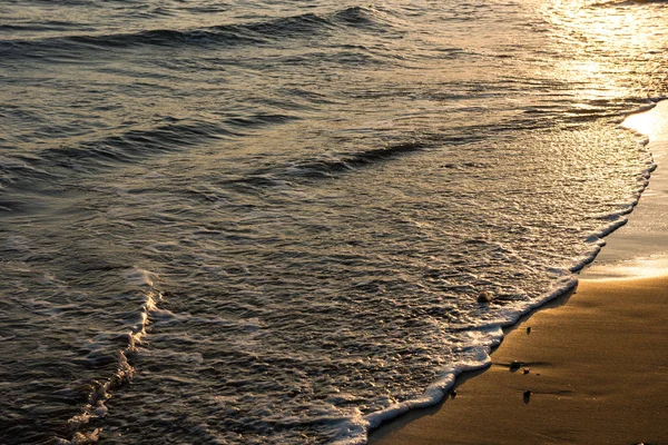 Волны Приближаются Пляжному Песку Золотом Закате — стоковое фото