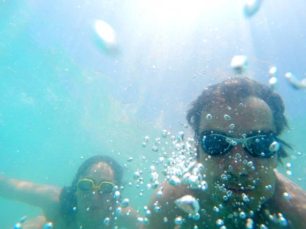 Photo Sous Marine Jeune Couple Plongeant Dans Mer — Photo