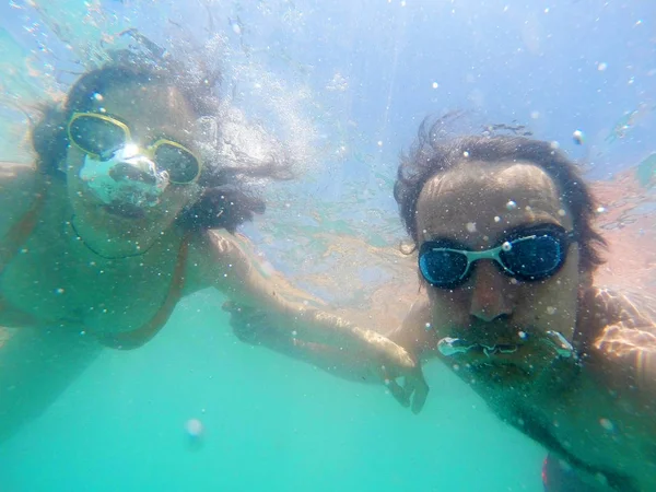 Photo Sous Marine Jeune Couple Plongeant Dans Mer — Photo