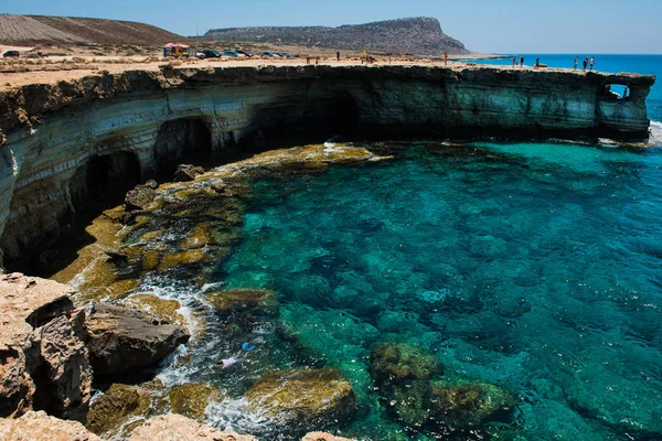 Ajia Napa Cypr Czerwca 2017 Turystów Odwiedzających Jaskinie Morskie Ayia — Zdjęcie stockowe