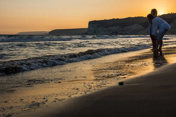 Plażę Kourion Episkopi Cypr Czerwca 2017 Dwie Kobiety Chodzenie Pobliżu — Zdjęcie stockowe