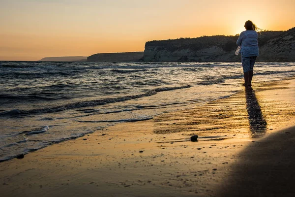 Plażę Kourion Episkopi Cypr Czerwca 2017 Dwie Kobiety Chodzenie Pobliżu — Zdjęcie stockowe