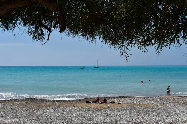 Pissouri Bay Cyprus Junho 2017 Turistas Relaxando Tomando Sol Nadando — Fotografia de Stock