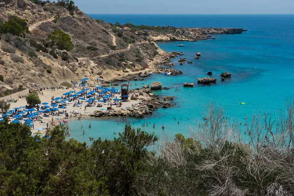 Konnos Bay Cyprus Junho 2017 Turistas Relaxando Banhando Tomando Sol — Fotografia de Stock