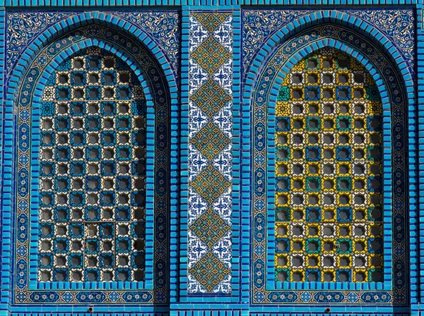 色彩鲜艳的伊斯兰图案 窗上覆盖着阿拉伯的屏风 马赛克瓷砖 岩石圆顶 寺庙山清真寺 耶路撒冷 以色列 — 图库照片