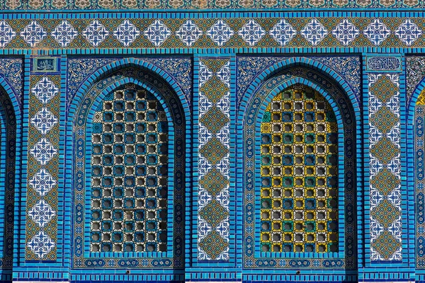 Padrões Islâmicos Coloridos Janela Coberta Com Tela Árabe Mosaicos Cúpula — Fotografia de Stock