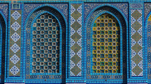 Coloridos Patrones Islámicos Ventana Cubierta Con Pantalla Árabe Azulejos Mosaico —  Fotos de Stock