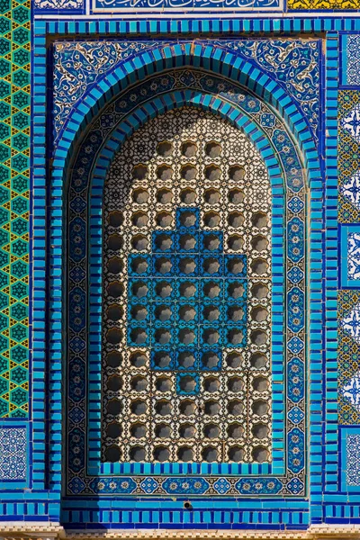 Farbenfrohe Islamische Muster Fenster Mit Arabischem Sichtschutz Mosaikfliesen Felsenkuppel Tempelberg — Stockfoto