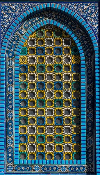 Colorful Islamic Patterns Window Covered Arabic Screen Mosaic Tiles Dome — Stock Photo, Image