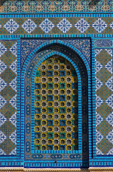 カラフルなイスラム模様 アラビア語の画面で覆われているウィンドウはモザイク タイルです イスラエル エルサレム神殿のモスク 岩のドーム — ストック写真