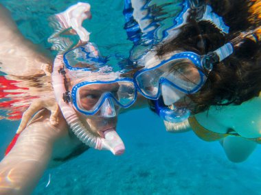 Çift su altında Kızıldeniz dalış ve bir selfie yapma