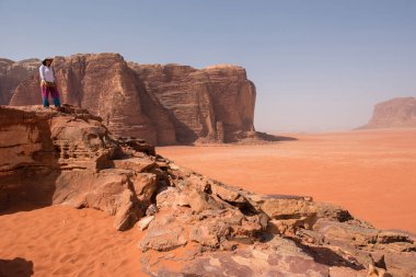 Çöl manzara hayran kayalık bir yükseklik üzerinde çöl güzellikler trekker kadının. Wadi Rum, Ürdün. 