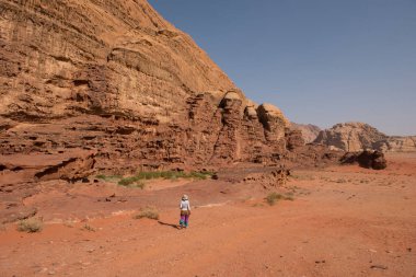 Çölde trekking kadın. Wadi Rum, Ürdün