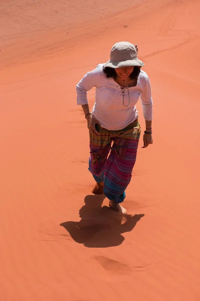 Wanderin Der Wüste Wadi Rum Jordanisch — Stockfoto