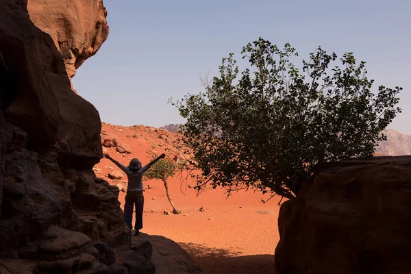 Kvinna Vandring Öknen Wadi Rum Jordanien — Stockfoto