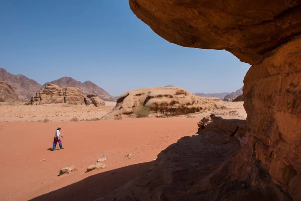 Mulher Caminhar Deserto Wadi Rum Jordânia — Fotografia de Stock