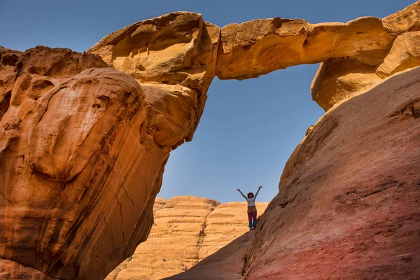 Turista Posando Sob Ponte Rochosa Fruth Deserto Wadi Rum Jordânia — Fotografia de Stock