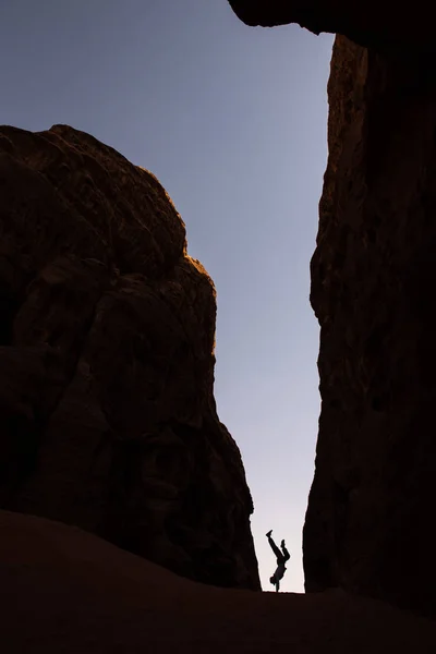 Silhouette Donna Che Una Ruota Carro Canyon Stretto — Foto Stock