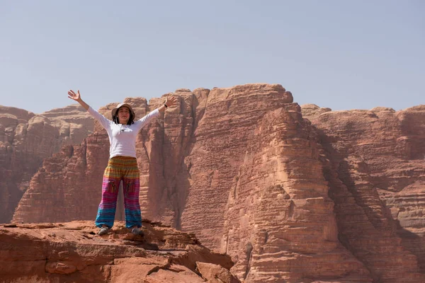 Trekker Vrouw Genieten Van Prachtige Woestijn Panorama Een Rotsachtige Hoogte — Stockfoto