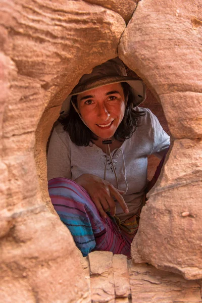 Retrato Uma Mulher Bonita Uma Pequena Caverna — Fotografia de Stock