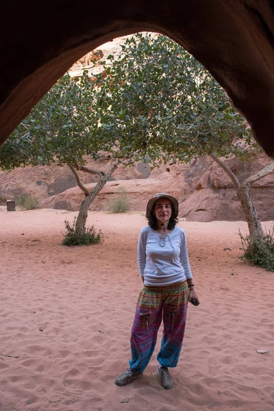 Frau Posiert Vor Einer Kleinen Höhle — Stockfoto