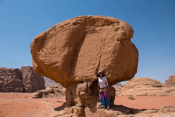 Mulher Posando Pedra Cogumelo Wadi Rum Deserto Jordânia — Fotografia de Stock