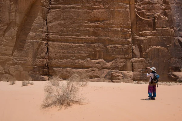 Kvinna Vandring Öknen Wadi Rum Jordanien — Stockfoto