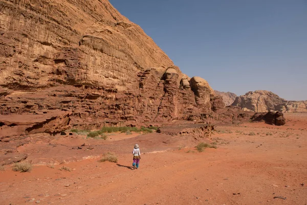 Kvinna Vandring Öknen Wadi Rum Jordanien — Stockfoto